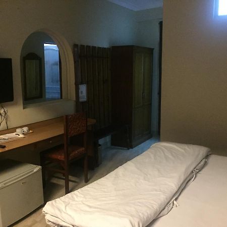 Hotel Atithi Dehradun Bagian luar foto